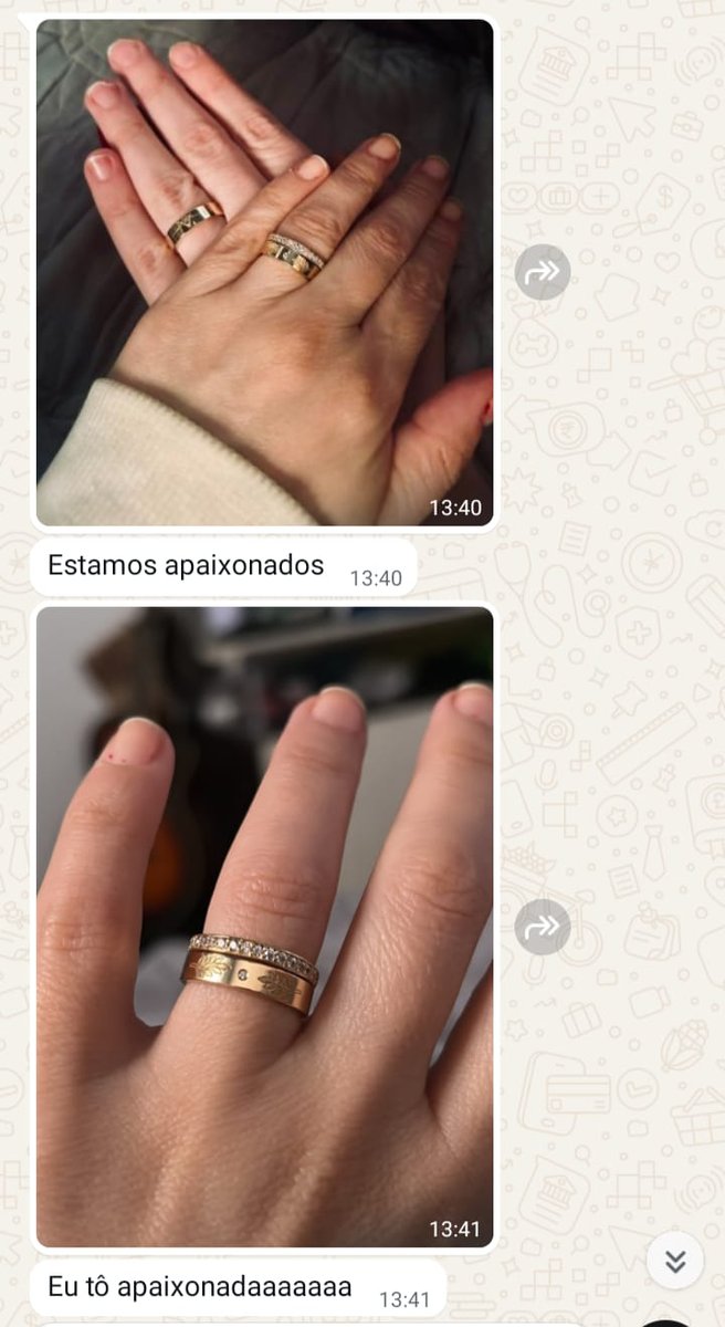 Cliente mostrando alianças Joias Fittipaldi nas mãos