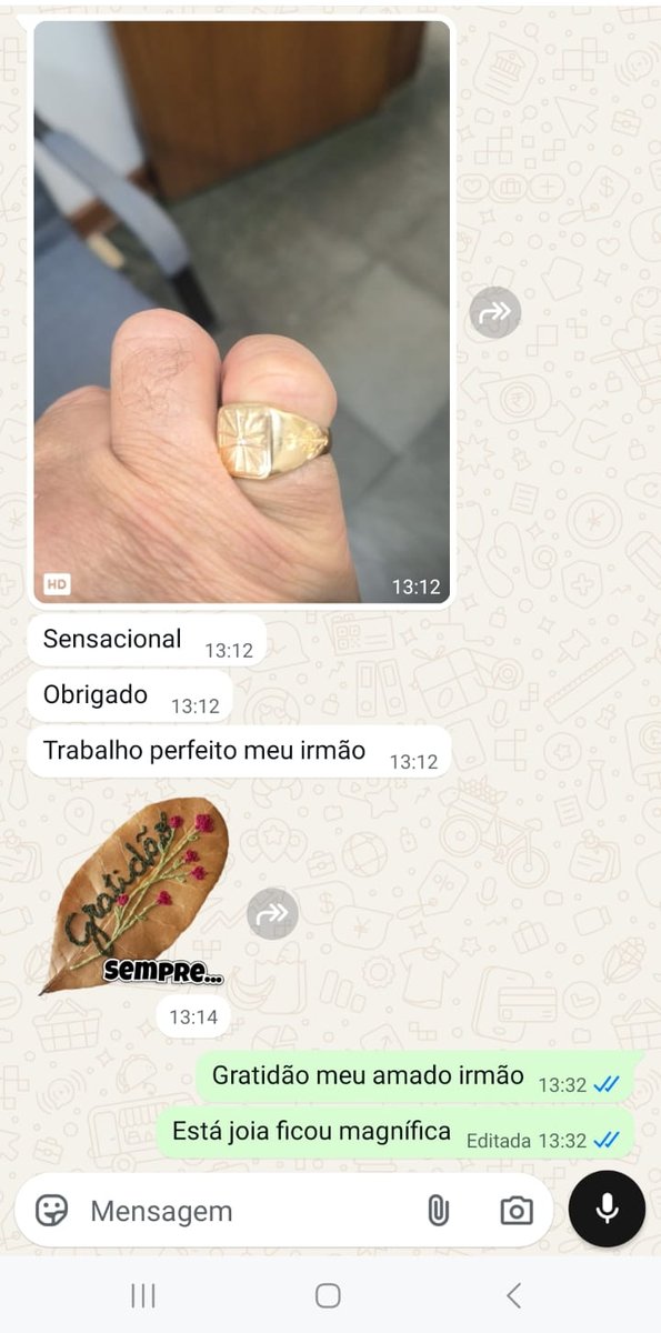 Cliente mostrando anel Joias Fittipaldi