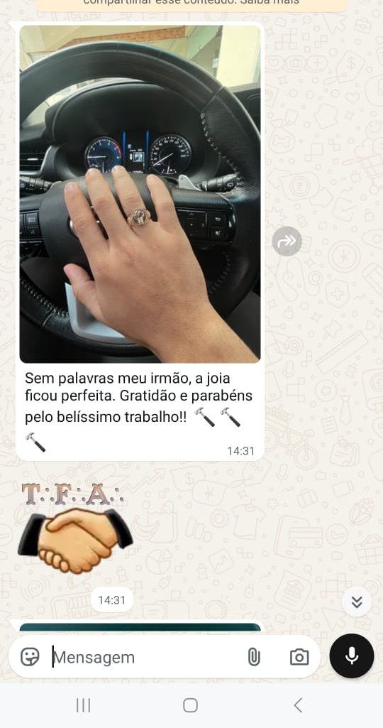 Cliente mostrando anel Joias Fittipaldi ao volante