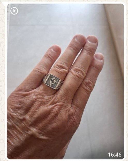 Cliente mostrando anel de Maçonaria Joias Fittipaldi